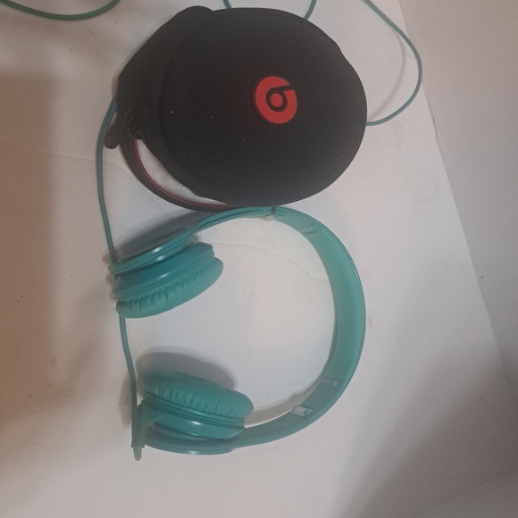 Beats by Dr Dre Solo HD Over the Ear Headphones Teal with Cable & Case - Picture 1 of 3